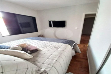 Casa de 85m2 com 3 dormitórios e 2 vagas de garagem localizado no Bosque da Saúde