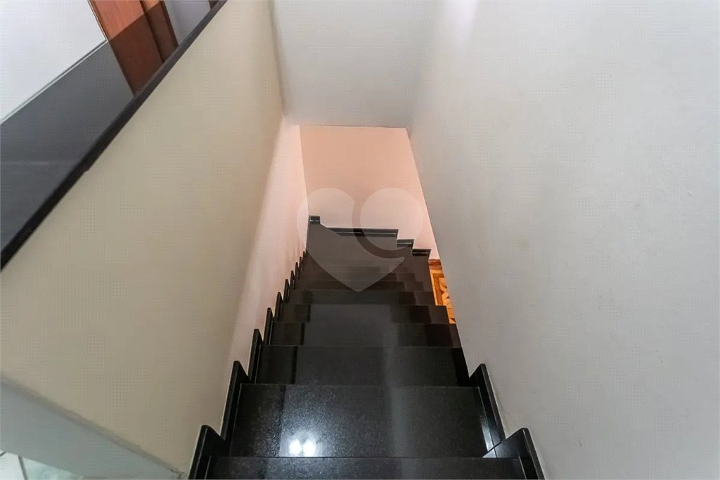 Sobrado no Jabaquara com 280m², 3 dormitórios, quintal amplo, varanda e 3 vagas de garagem.