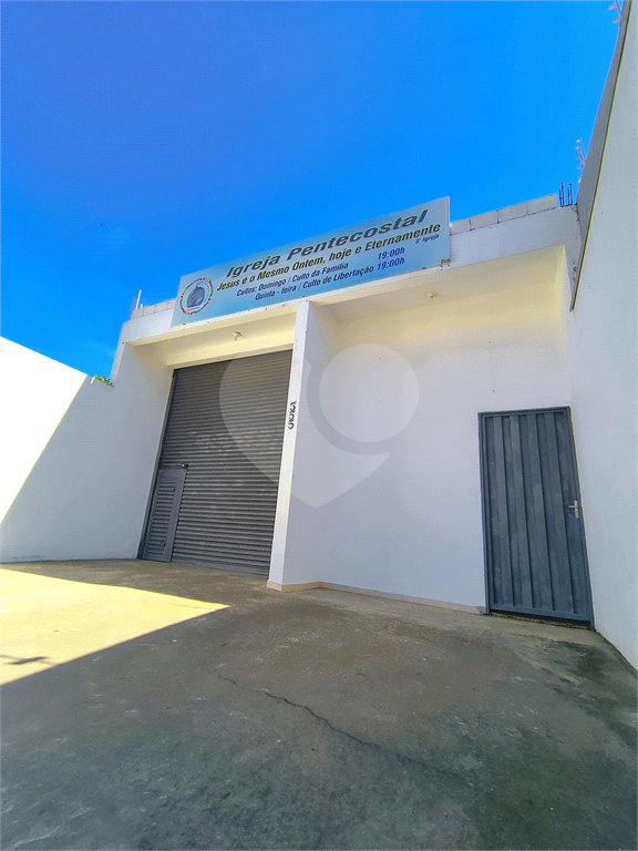 Imóvel disponível para venda com excelente localização e grande potencia, tambèm gerando uma renda passiva todos meses com contrato de aluguel ativo. Salão Comercial Perfeito para quem busca conforto, praticidade e um ótimo investimento