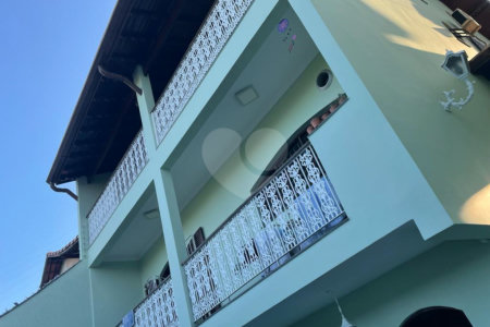 Casa magnifica com 03 dormitórios e vaga para 04 autos.