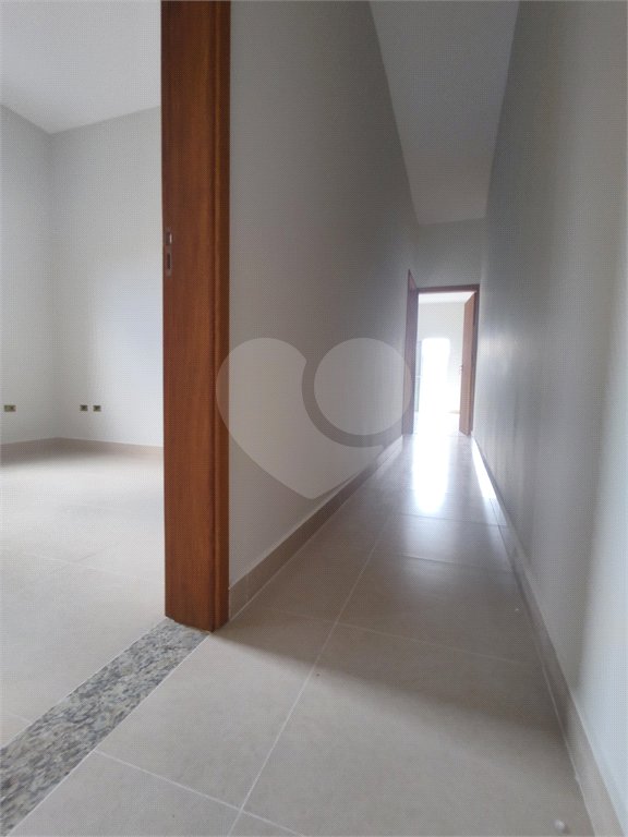 Casa térrea em Atibaia com 3 suítes, sala 2 ambientes, 2 vagas garagem, excelente localização, pronta para morar
