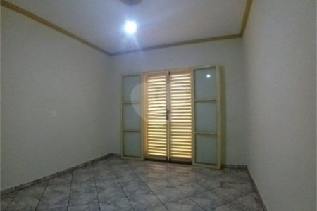 Sobrado à venda com 4 quartos, em Residencial Itamarati
