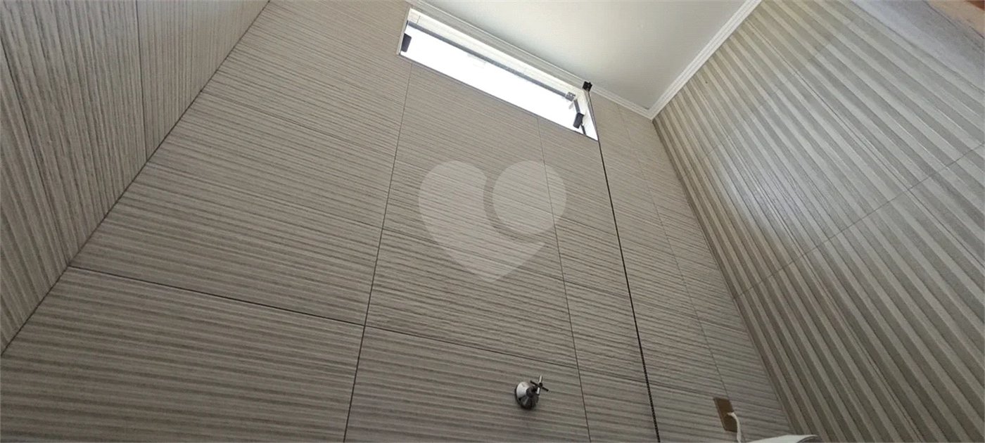 Casa Nova (Apenas 2 Anos) com Suíte: Conforto, Segurança e Localização Privilegiada!