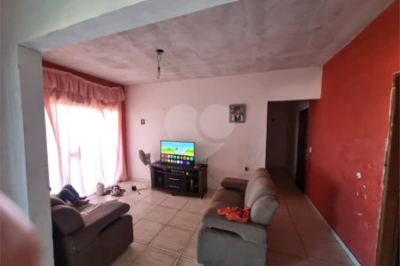 Sobrado 3 quartos e área comercial em baixo.