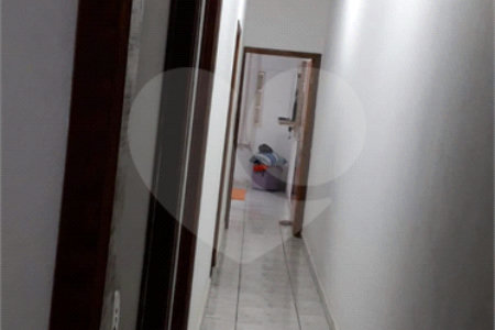 Casa térrea com 3 dormitórios, sendo 1 suíte.