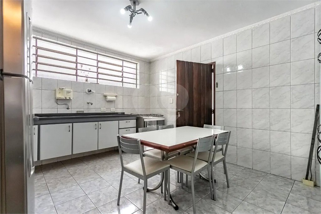 Sobrado no Jabaquara com 280m², 3 dormitórios, quintal amplo, varanda e 3 vagas de garagem.