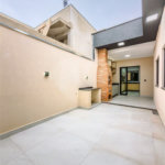 Indaiatuba - Jardim Bom sucesso - Área total: 150m² - Área construída: 115m² - 3 dormitórios sendo 1 suíte com armário planejado;Sala para dois ambientes; Banheiros com box gabinetes e espelhos; Área gourmet com churrasqueira a carvão e móveis planejados; Lavanderia coberta; Ar condicionado na sala