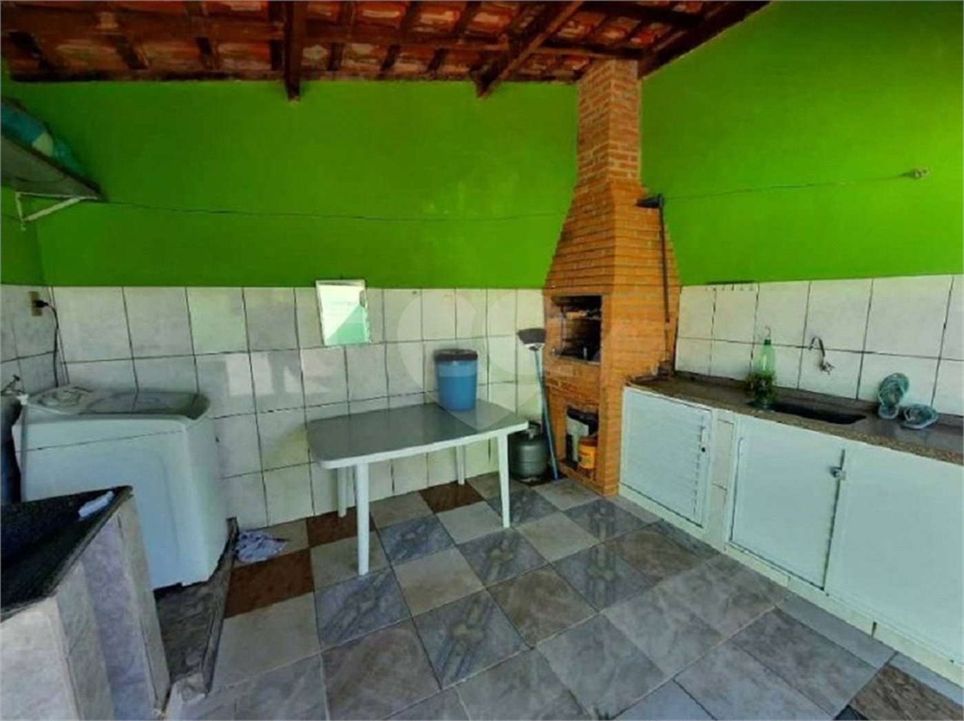 Casa térrea com 3 dormitórios.