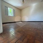 Casa com 132m² de terreno, 2 dormitórios, 2 vagas de garagem e próximo ao metrô.