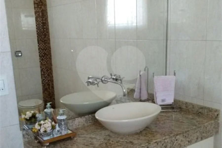 Casa à venda com 3 quartos, sendo 2 suítes, em Condomínio Residencial Terras do Oriente, Valinhos, SP