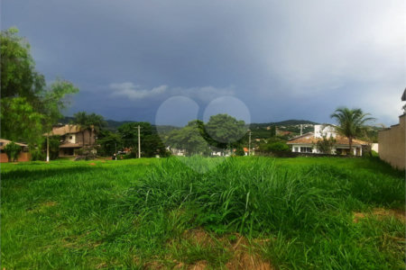 Lindo terreno de 450m², localizado no Condomínio Vilaggio Caprirccio