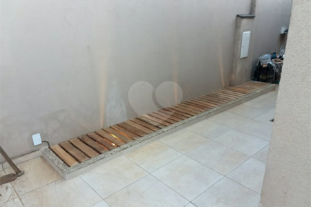 Casa térrea com 2 dormitórios.