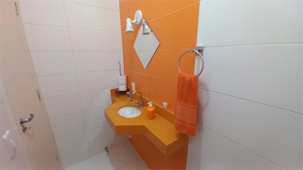 Sobrado à venda com 3 quartos, sendo 1 suíte, em Vila Gomes, São Paulo, SP