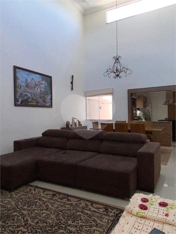Excelente casa com muito boa localização no Condomínio Eldorado á venda.