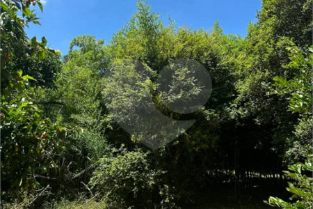 Excelente oportunidade no condomínio Vale das Laranjeiras, em Indaiatuba/SP. - R$ 1.850.000,00 - Terreno de 3.000 m²), com frente de 50 metros, proporcionando diversas possibilidades de projeto. O lote possui ótima localização dentro do condomínio, rodeado de natureza e com fácil acesso