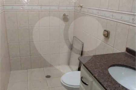 Casa com 180m², 3 dormitórios, 1 vaga, à venda na Vila Scarpelli em Santo André.