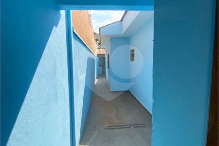 Casa Térrea com 3 dormitórios, sendo 2 suítes.