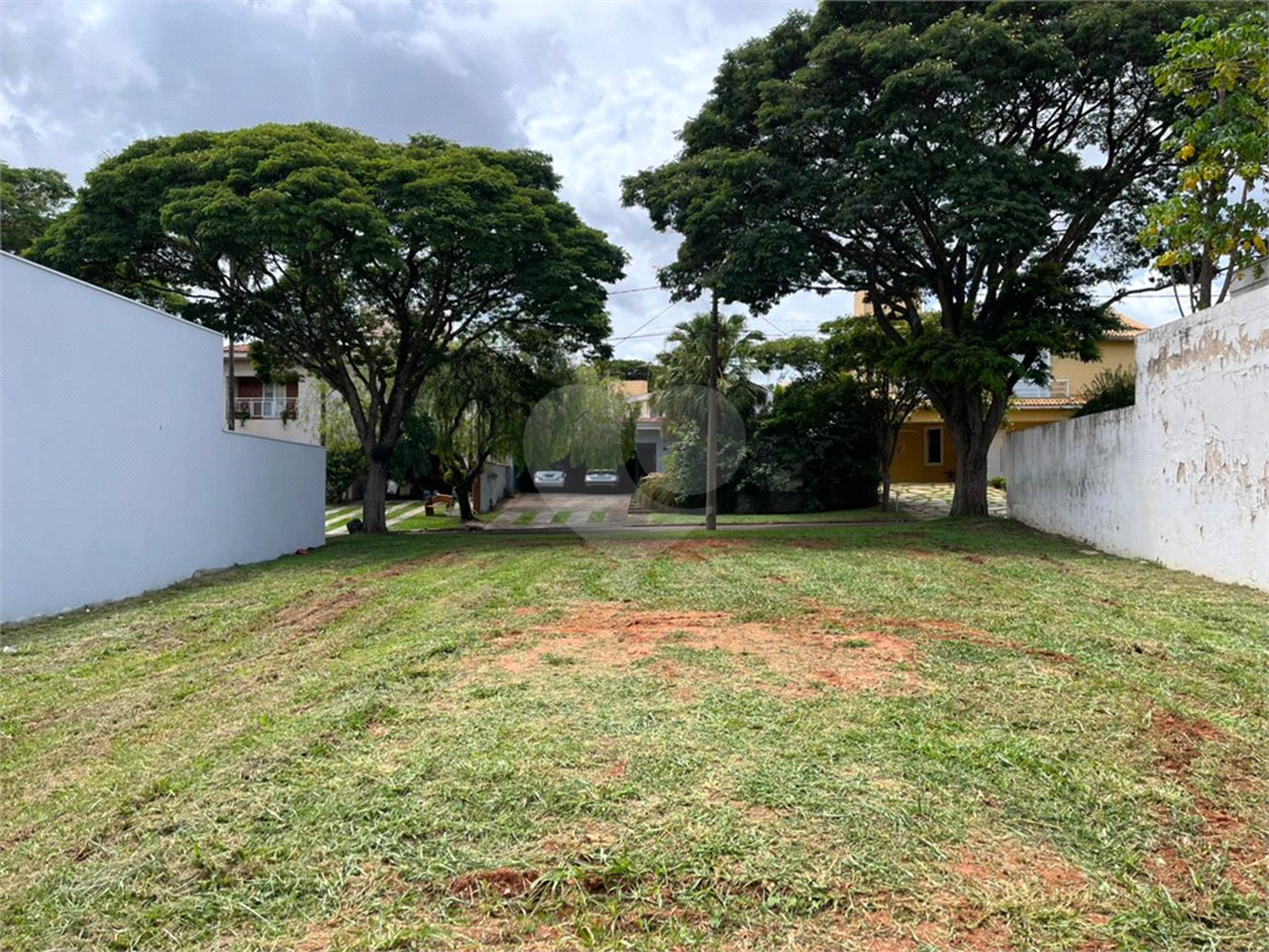 Terreno em condomínio fechado com 512 metros