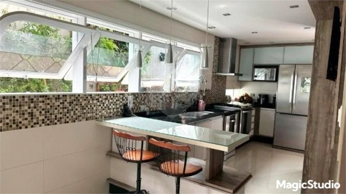 Casa com 400m², 4 dormitórios, sendo 3 suítes, 5 vagas de garagem, à venda na Vila Prudente.