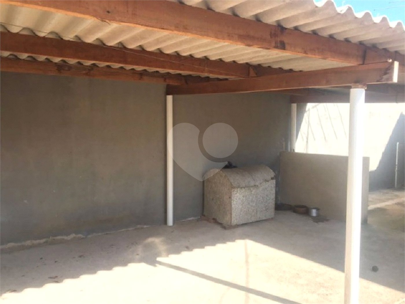 Casa térrea com 3 dormitórios, sendo 1 suíte.
