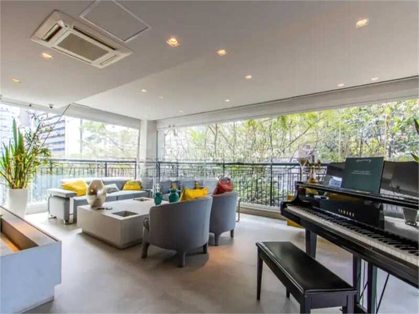 Apartamento de 306m² na melhor região de Moema, 3 suítes, 5 vagas, varanda gourmet, depósito, fora de rota