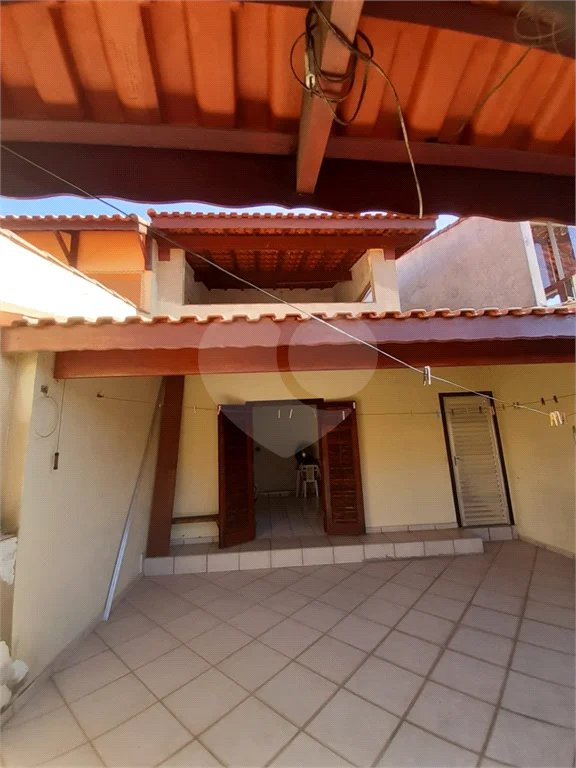 Casa com 250m², 4 dormitórios, 2 vagas.