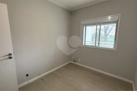 Apartamento de 155 m² com 4 dormitórios, varanda e 2 vagas de garagem. Condomínio com piscinas adulto, infantil e aquecida, lazer e portaria 24 horas.