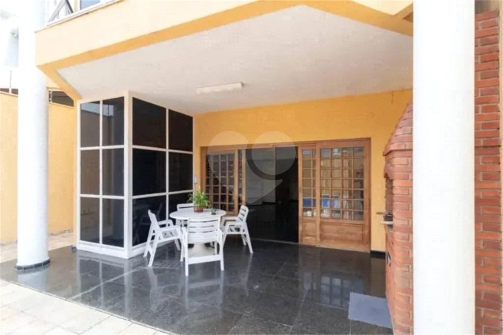 Casa com 3 dormitórios sendo 3 suítes com 03 vagas de garagem.