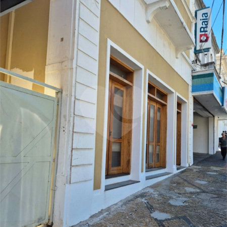 Sobrado á venda localizado no centro.