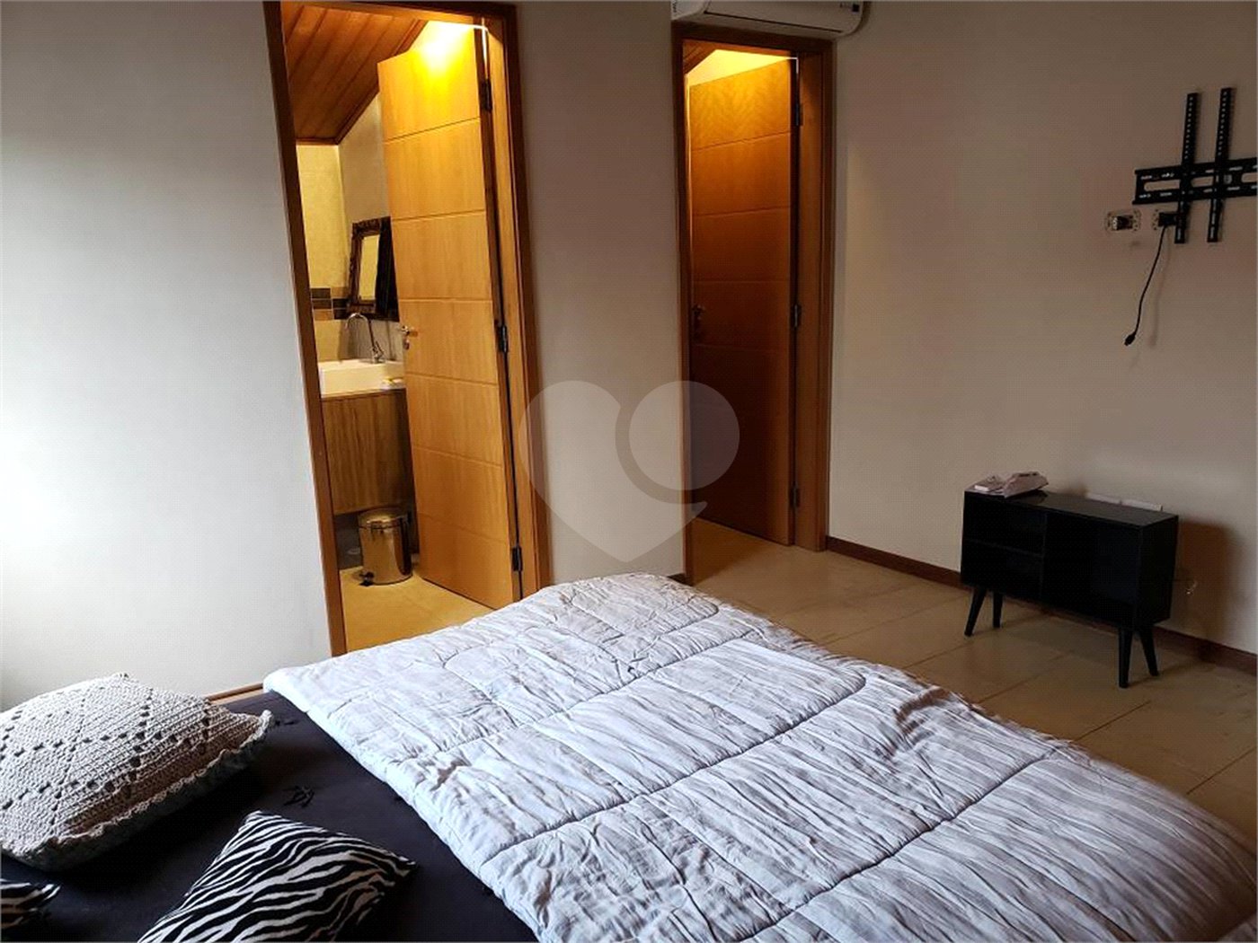 CASA COM 250m² 5 QUARTOS SENDO 3 SUITES COM 3 VAGAS