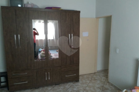 Casa térrea com 2 dormitórios, sendo 1 suíte.