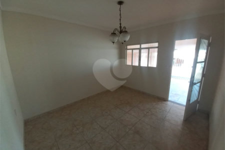Casa térrea com 2 dormitórios.