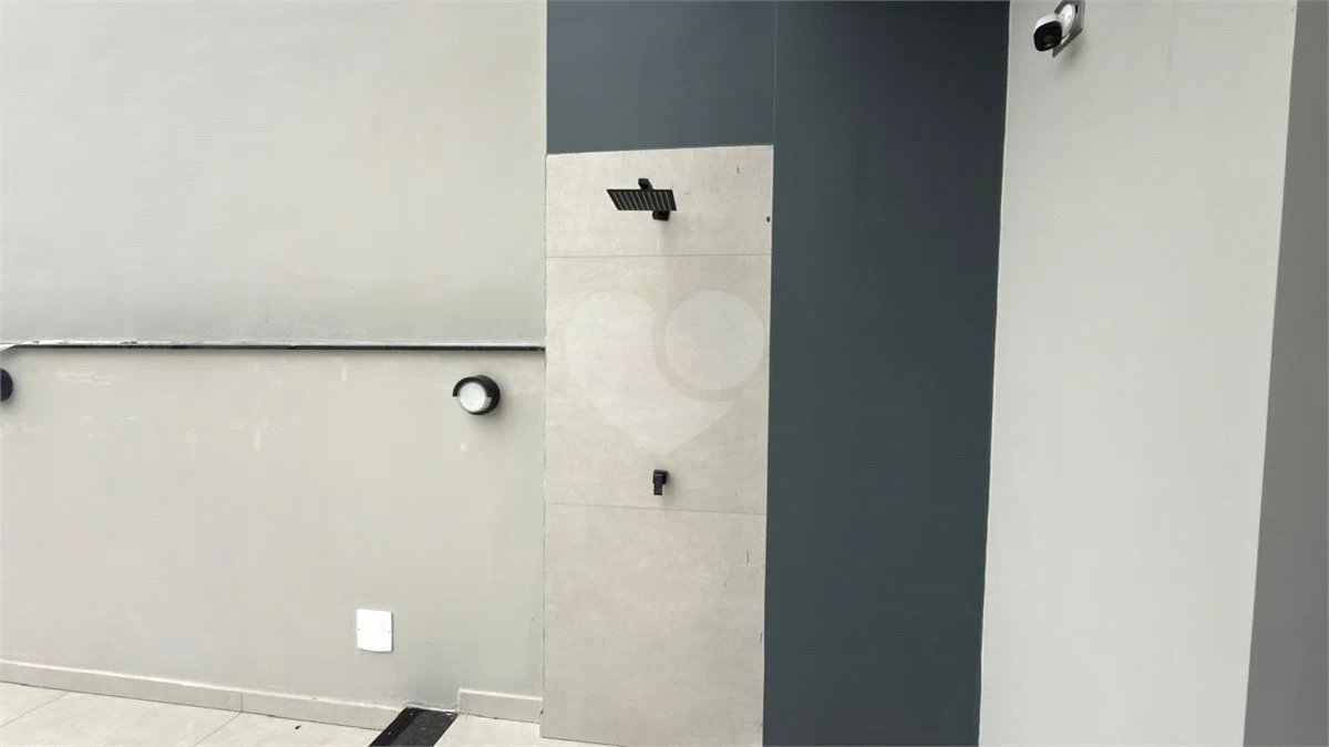 Sobrado de alto padrão no Swiss Park, totalmente reformado, com 4 suítes, piscina, elevador, espaço gourmet, 4 vagas e condomínio com lazer completo.