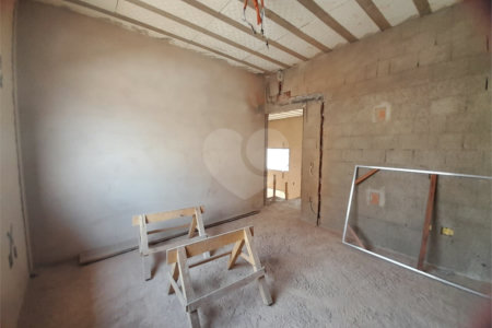 Casa em Construção com Área Gourmet e Piscina no Condomínio Damha II