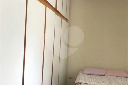 Casa com 202m² , 4 dormitórios , sendo 1 suíte , 3 vagas de garagem.