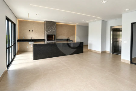 Sobrado de alto padrão no Swiss Park, totalmente reformado, com 4 suítes, piscina, elevador, espaço gourmet, 4 vagas e condomínio com lazer completo.