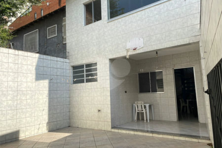 Sobrado no Jabaquara com 280m², 3 dormitórios, quintal amplo, varanda e 3 vagas de garagem.