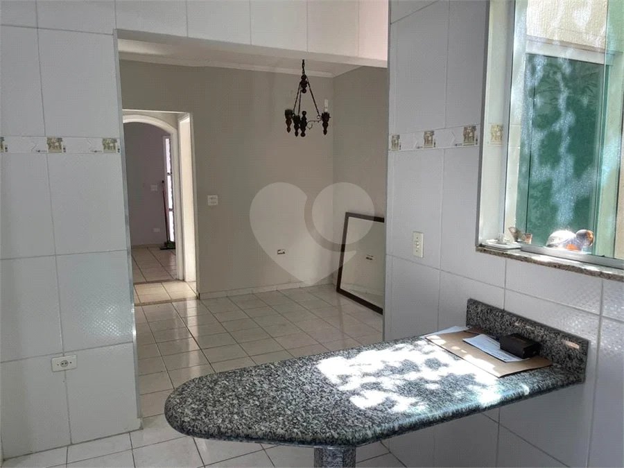 Sobrado com 4 dormitórios, 2 suítes, closet, varandas, escritório, jardim de inverno, espaço gourmet com churrasqueira e fogão a lenha e 3 vagas.