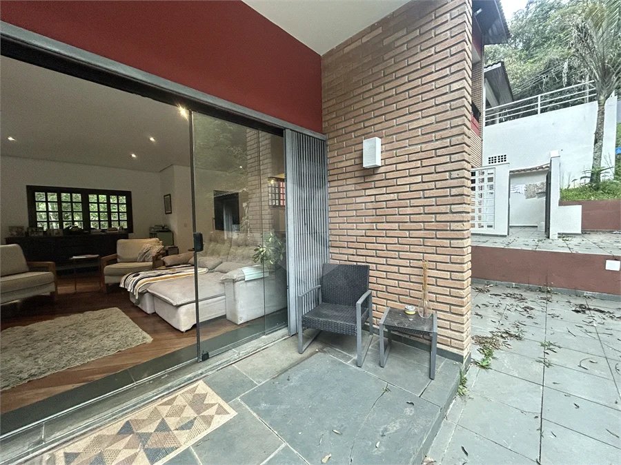 Casa em condomínio com 3 dormitórios, 01 suíte, garagem para 06 carros, área gourmet, piscina.
