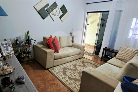 Casa no Jardim Medeiros ampla com 3 dormitórios bem distribuída
