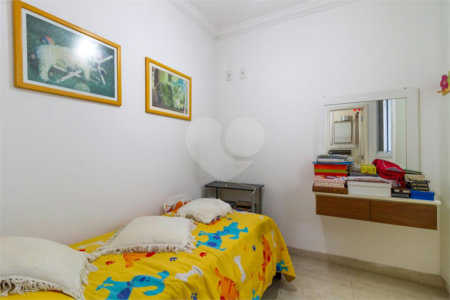 Casa Sobrado à venda com 342 m², 3 dormitórios, sendo 2 suítes, 4 vagas na Vila Mariana - São Paulo.
