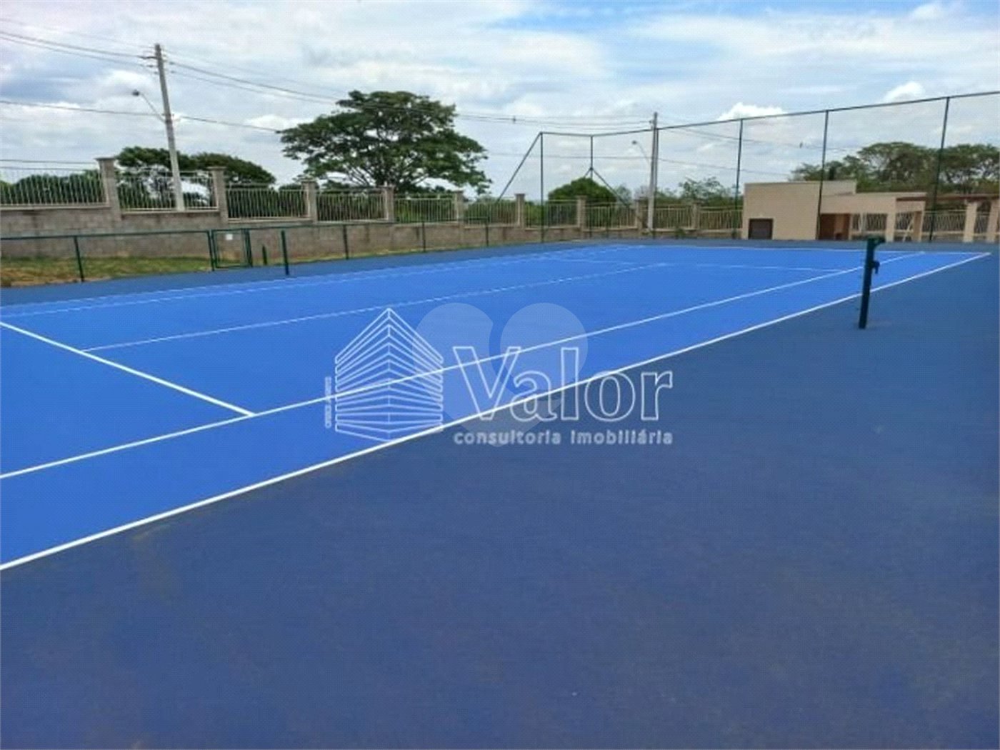 Terreno plano no Condomínio Villeneuve, com 250,00 m² de área total.