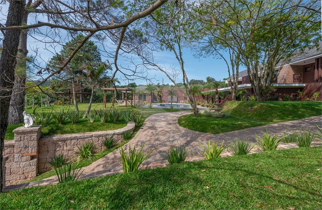 Casa à venda com 4 suítes no condomínio Vale da Santa Fé, Vinhedo - SP