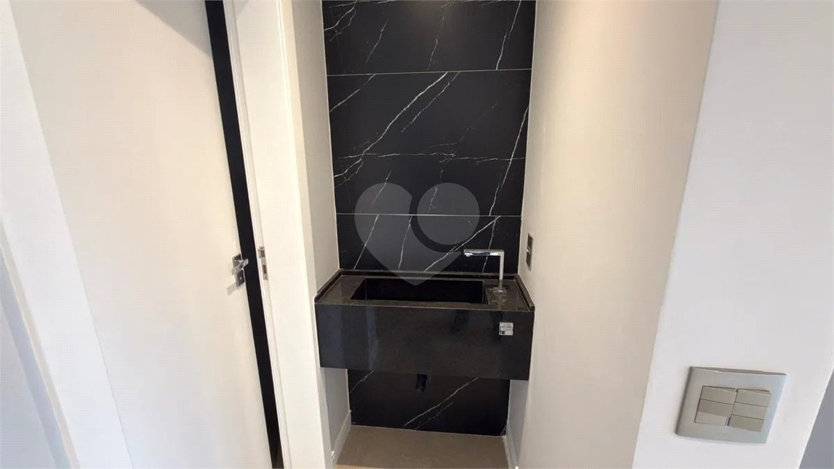 Sobrado de alto padrão no Swiss Park, totalmente reformado, com 4 suítes, piscina, elevador, espaço gourmet, 4 vagas e condomínio com lazer completo.