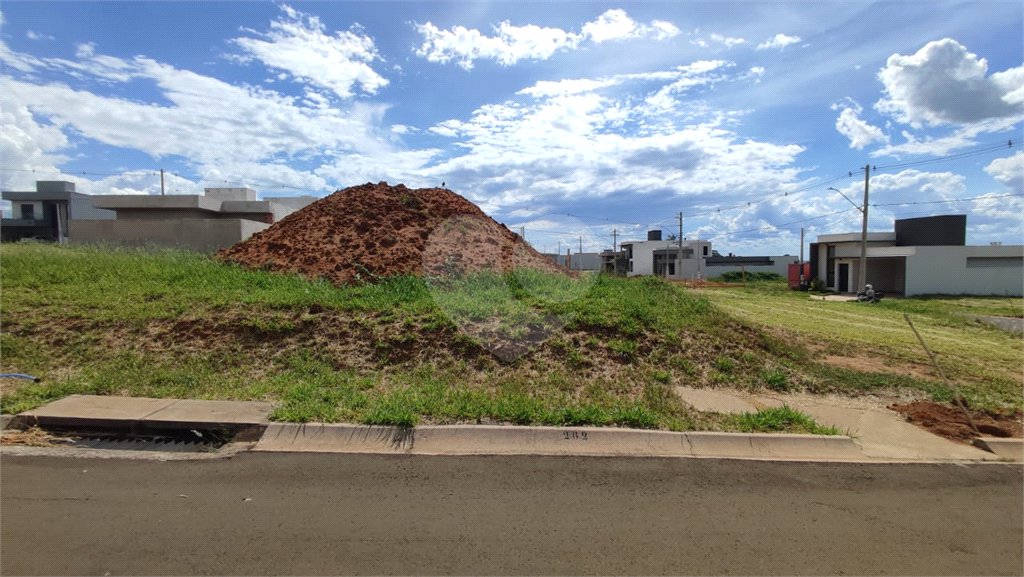 Lote à Venda em São Carlos, no Condomínio Villeneuve I