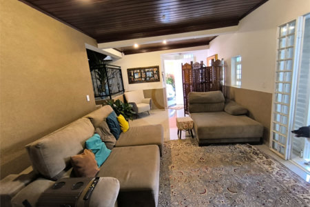 Casa à Venda no Santa Marta com 3 Suítes e Piscina