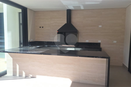 Casa a venda com 04 suítes área gourmet e 6 vagas para autos em condominio fechado Atibaia