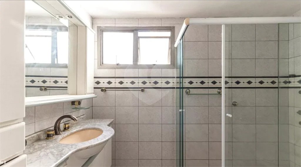 Este elegante apartamento em Higienópolis oferece 224m² de área muito bem distribuída, perfeito para quem valoriza conforto