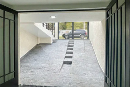 Sobrado com 3 andares, 350 m², 6 quartos, 2 suítes e 5 vagas para locação no Jardim Anália Franco!