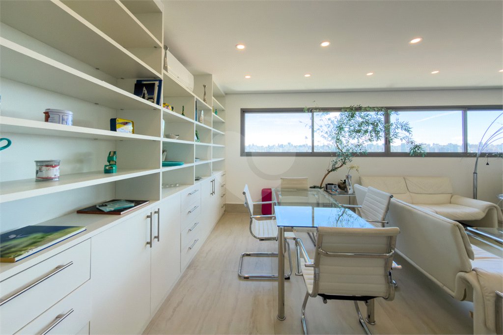 Apartamento de 03 dormitórios sendo 02 suítes com 02 vagas de garagem.